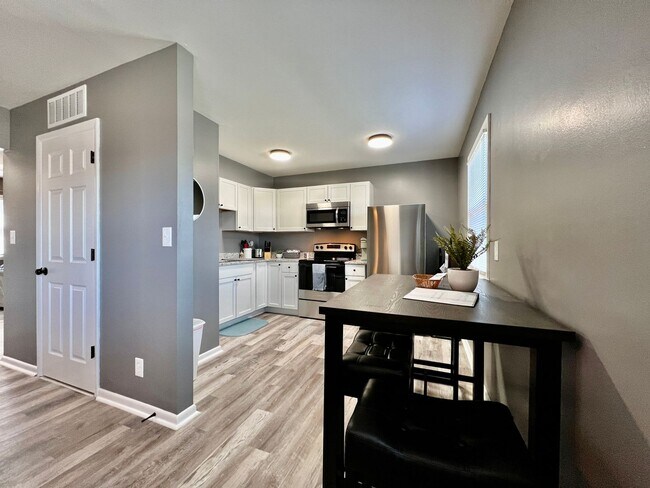 Building Photo - Charming, Stylish remodeled Trenton Apartment