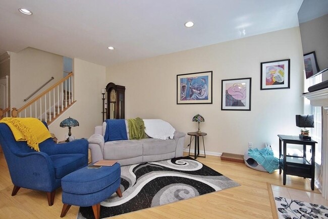 Building Photo - 836 Huntington Dr