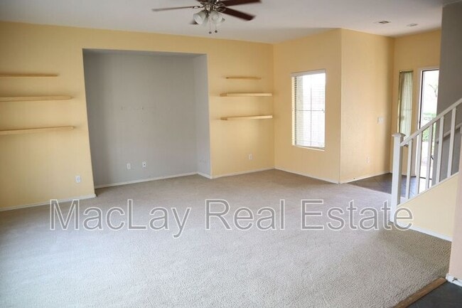 Photo - 1009 E Iris Dr House