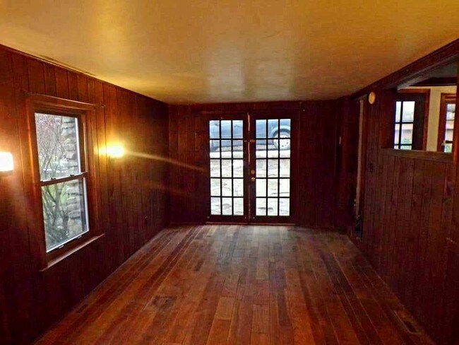 Building Photo - 1140 Sunset Drive