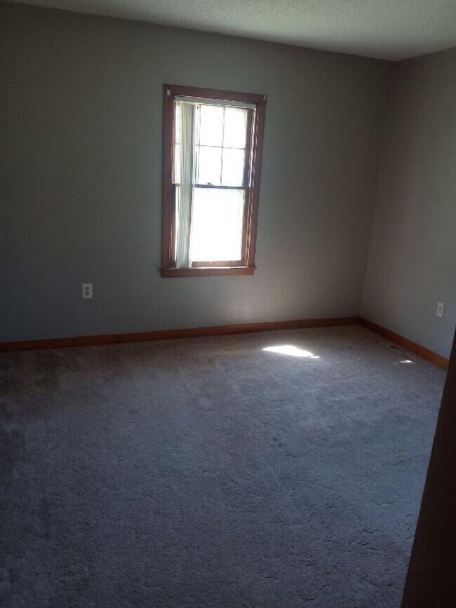 Building Photo - 2 bedroom house in Lohrville now available...
