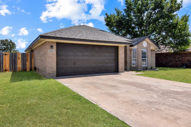 Foto del edificio - 3610 Julia Ln