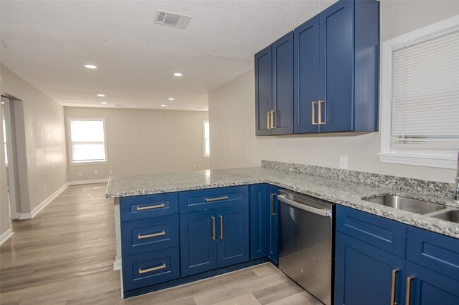 Building Photo - 5923 Bernice St