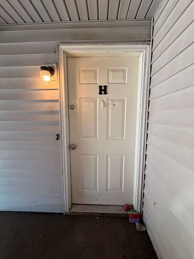 Building Photo - 4180 Bristol Ct