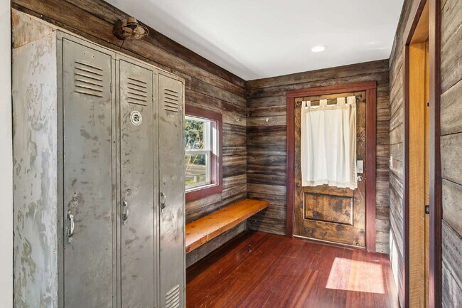 Foto del edificio - Charming Rustic 3-Bedroom + bonus rooms in Ashland, OR