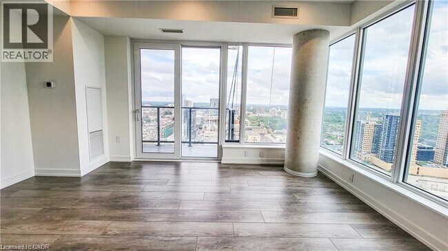 Photo du bâtiment - 15 Wellington St S