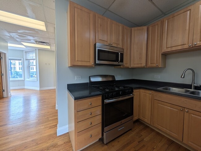 Foto del edificio - 4805 W Irving Park Rd