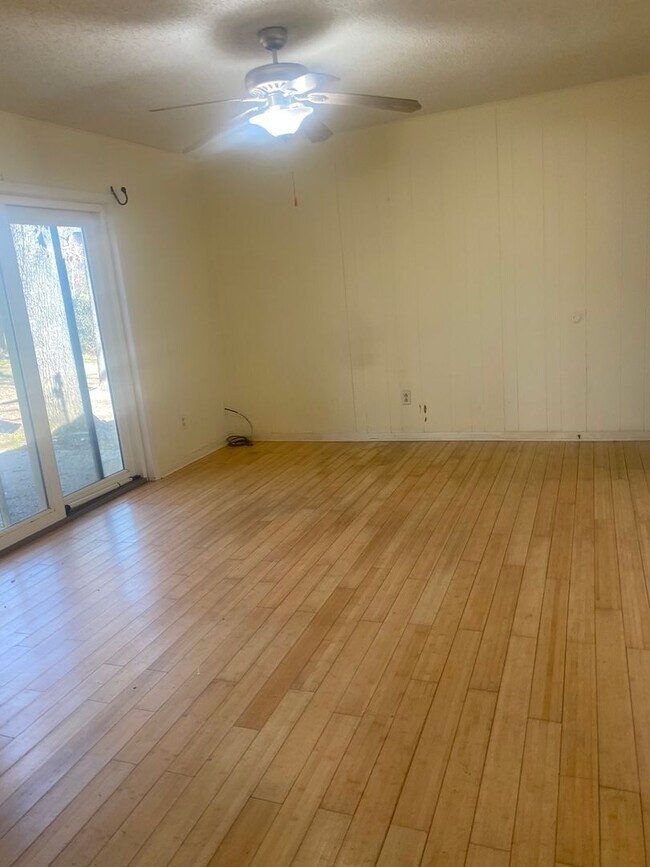 Foto del edificio - Perfect 3 bedroom 2 bathroom house located...