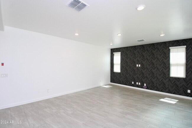 Building Photo - 1045 E Thompson Way