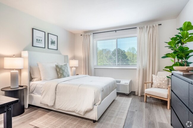 Interior Photo - Sandburg Studios