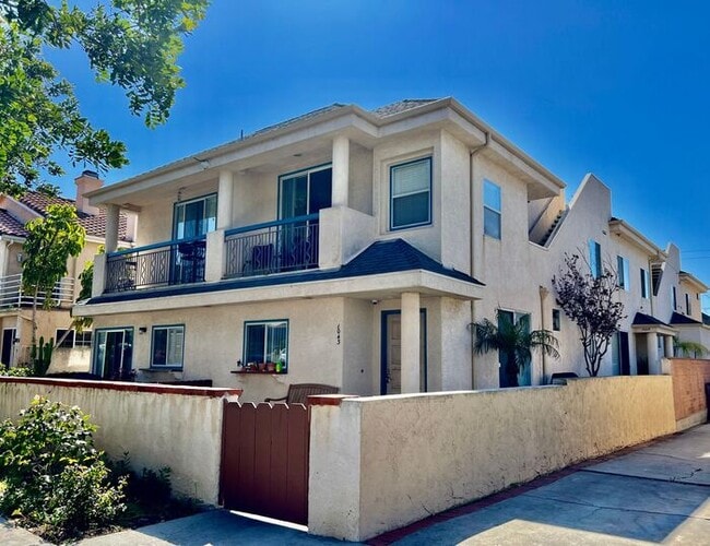 Building Photo - VIEWS VIEWS VIEWS From This Townhome With ...