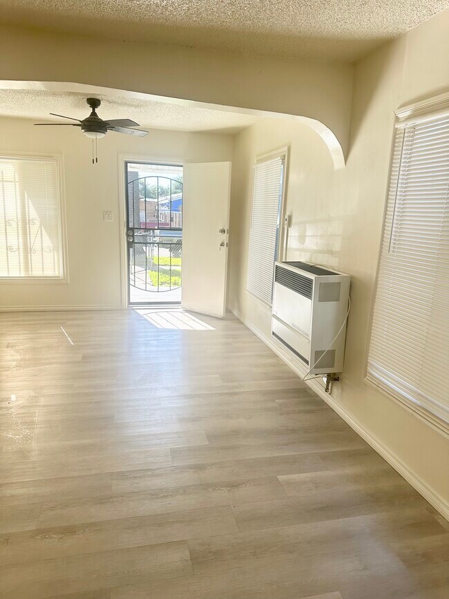 Building Photo - 1511 W 58th Pl