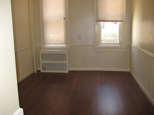 Building Photo - 527 Adams St