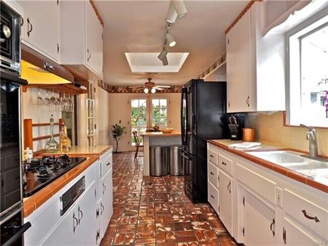 Building Photo - 680 N Cambridge St