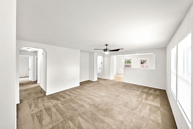 Foto del edificio - Charming 4-Bedroom Sanctuary - Spacious Living Awaits