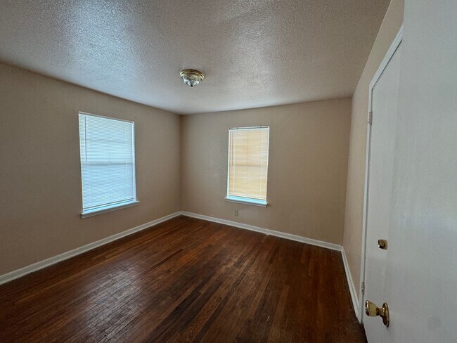 Building Photo - Cute 2/1 Home Available for Immediate Move In!