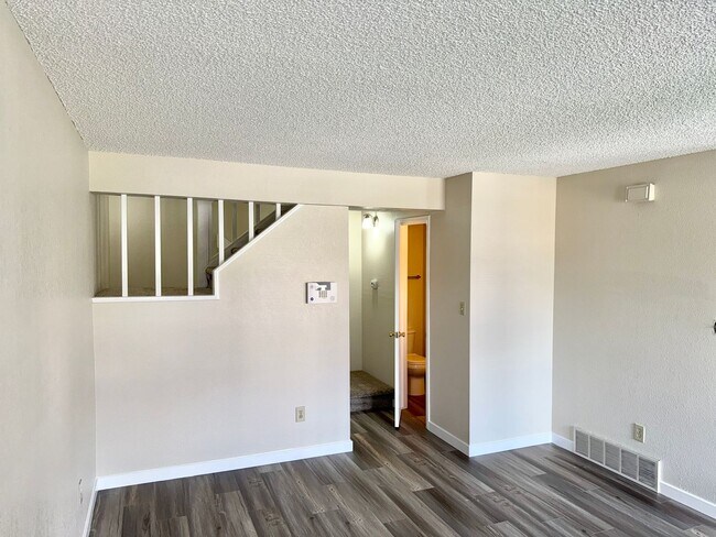 Foto del edificio - Updated Two Bed Townhome Nestled in the He...