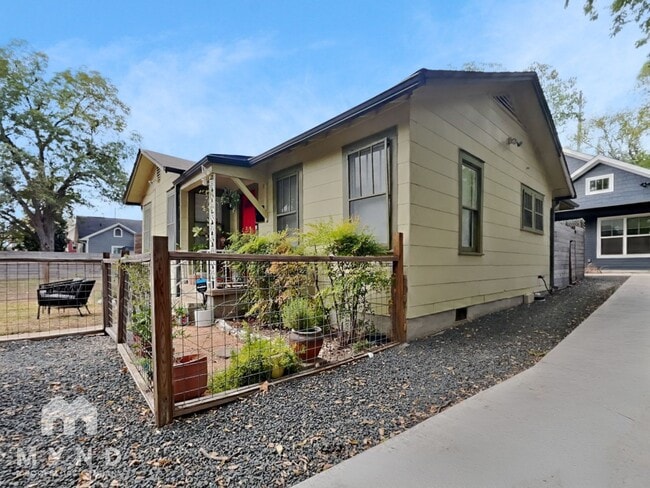 Building Photo - 5204 Huisache St