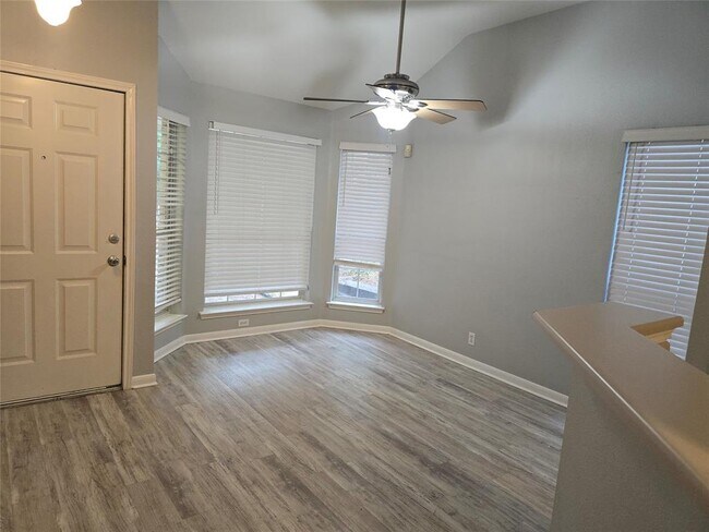 Foto del edificio - 4911 Edenbourgh Ln