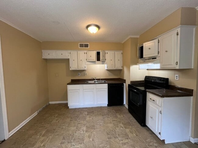 Building Photo - Renovated 3 Bedroom 1.5 Bath Home with 1 Car Garage for Rent!!
