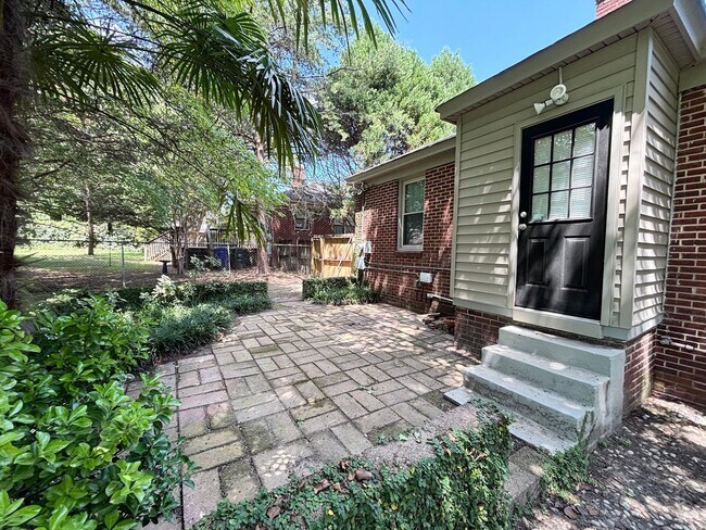 Building Photo - Cute Rosewood Bungalow