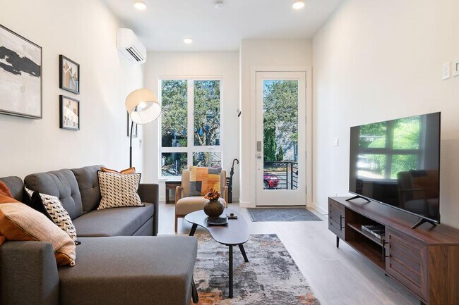 Building Photo - 1333 E Denny Way