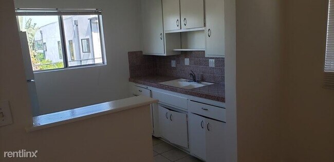 Building Photo - 619 N Hayworth Ave
