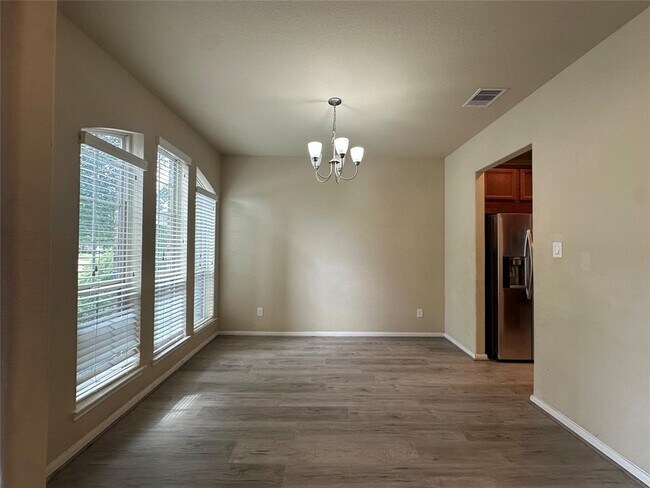 Foto del edificio - 15610 Whisper Woods Dr