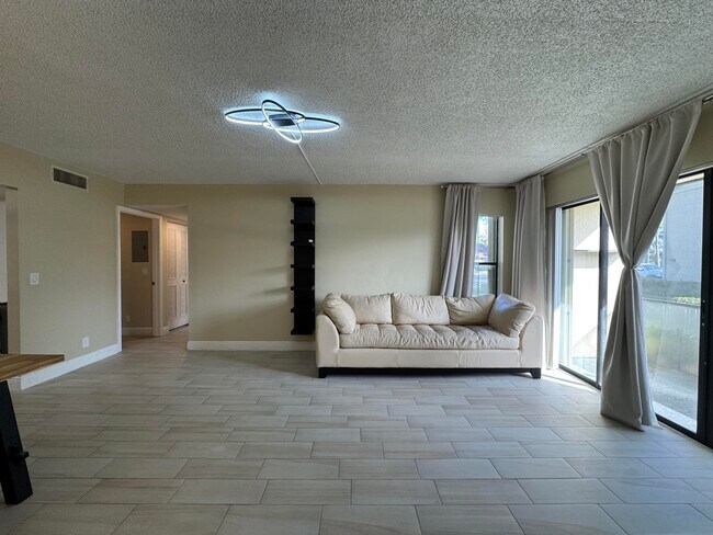 Building Photo - 724 Sunny Pine Way