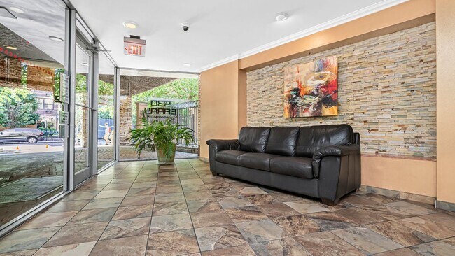 Foto del edificio - 530 W Barry Ave