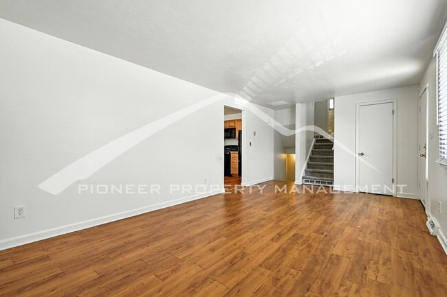 Building Photo - Spacious Home with Washer/Dryer and Fenced...