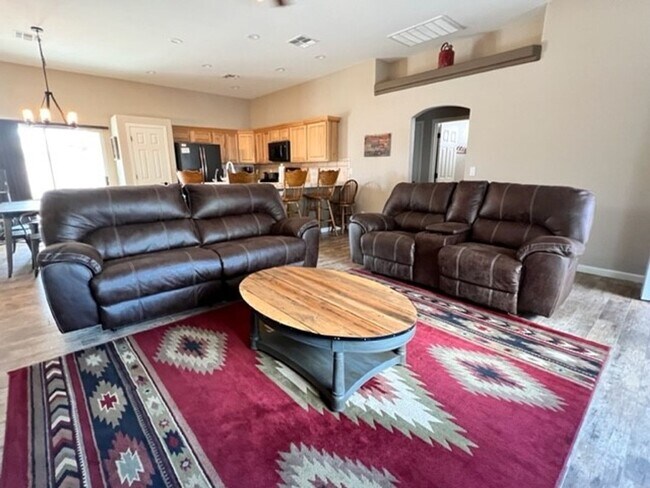 Foto del edificio - Luxury Vacation Fully Furnished Utilities ...