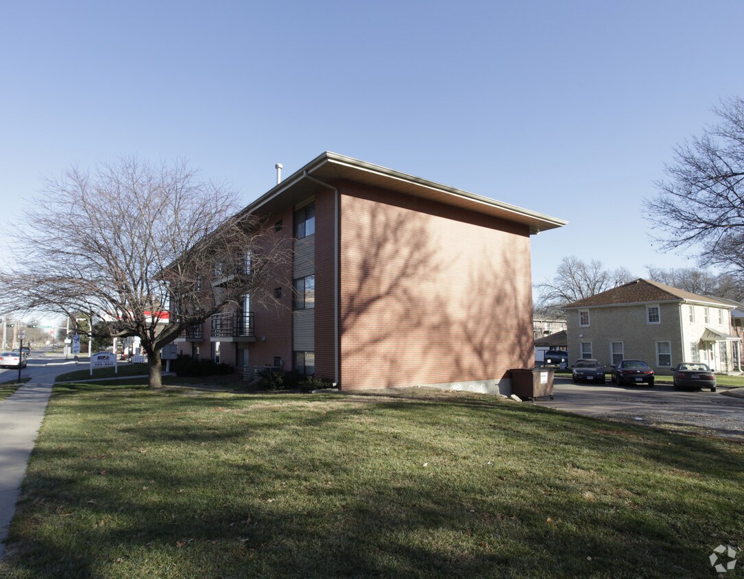 Big 6 Apartments in Lincoln, NE