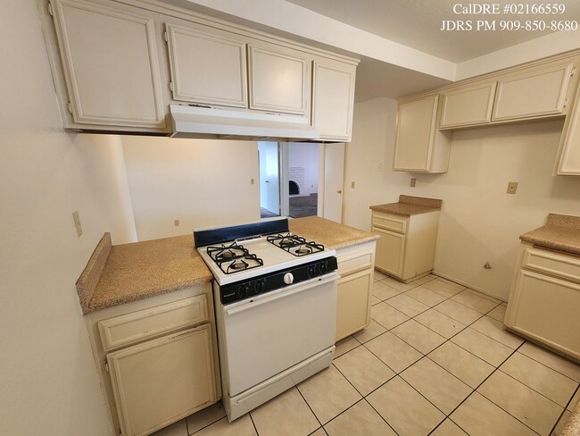 Building Photo - Rancho Cucamonga 2 Bedroom Condo