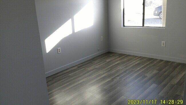 Foto del edificio - 332 Lake Rd
