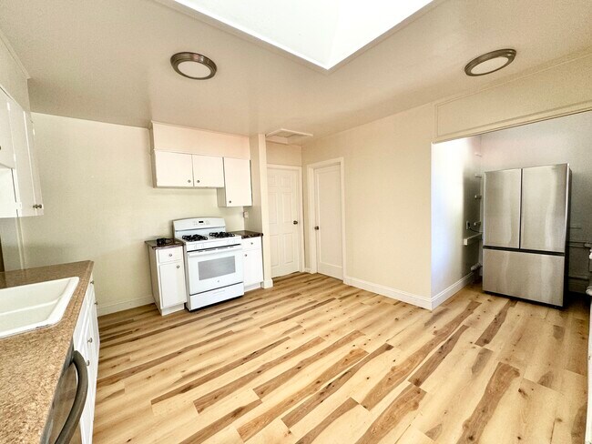 Building Photo - 15561 Loma Vista Ave