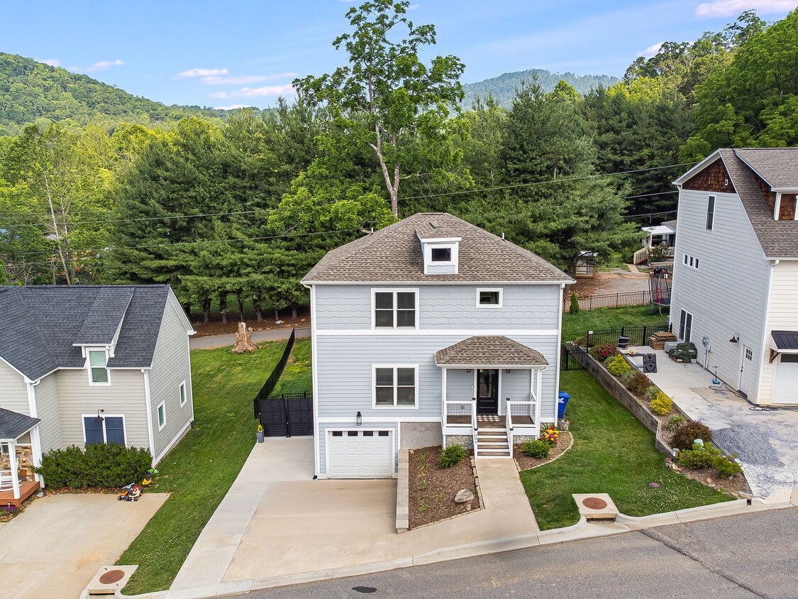 Primary Photo - 304 Magnolia Ridge Rd