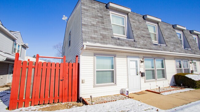 Building Photo - 1699 Queensbury Cir