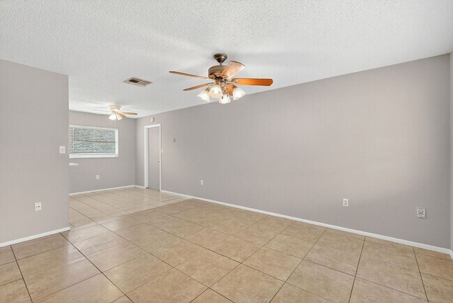 Foto del edificio - 3 Bedroom Home in Tavares – Available Now!