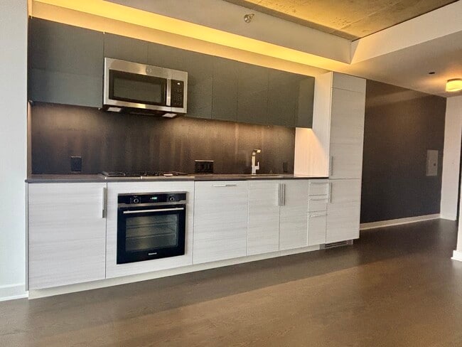 Modern Kitchen - 1160 N Larrabee St