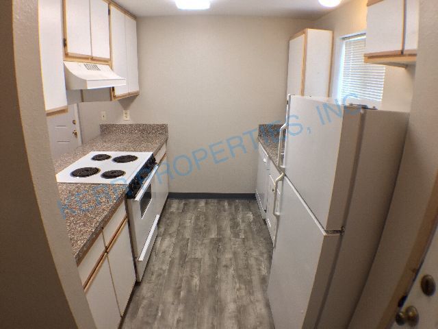 Building Photo - Charming 2-Bed Oasis with 1.5 Baths – Spacious 1250 Sq Ft Haven on SE Reedway!