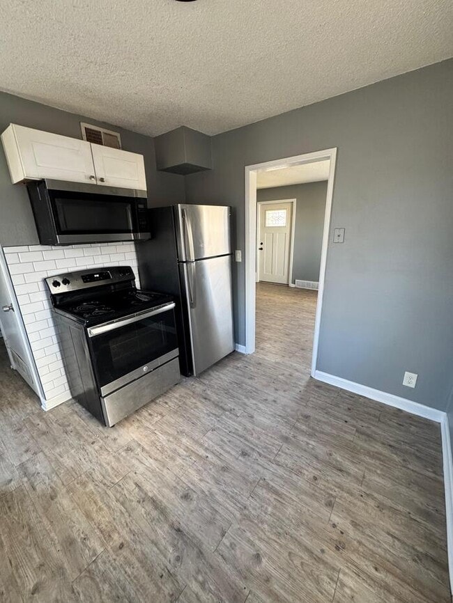 Building Photo - Section 8 Welcome 2 bed 1 bath duplex