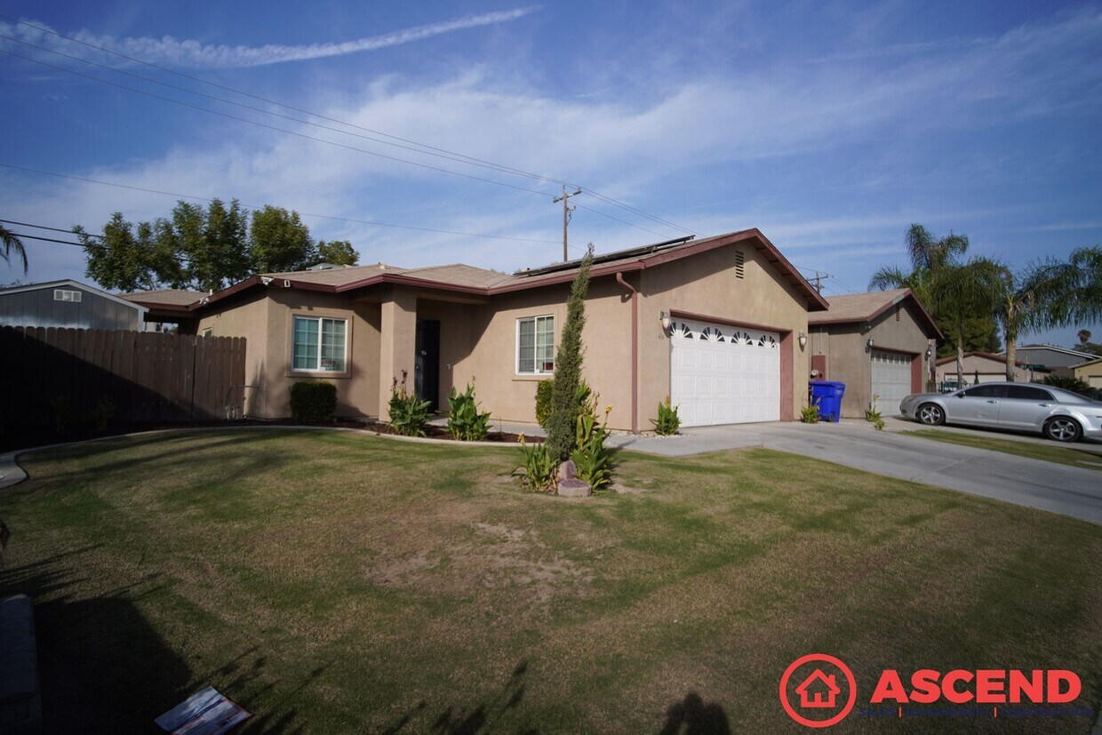 Foto principal - Fully Furnished Home In East Bakersfield!