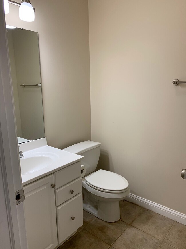 Foto del edificio - 3 bedroom/3.5 bathroom Home Within Walking...