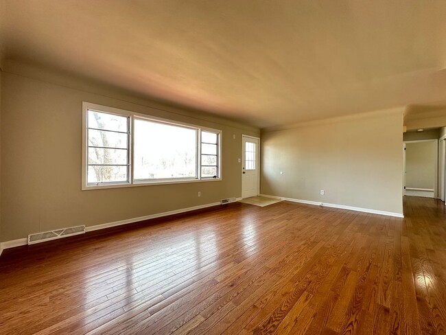 Building Photo - 3 Bedroom Ranch South Side for Rent