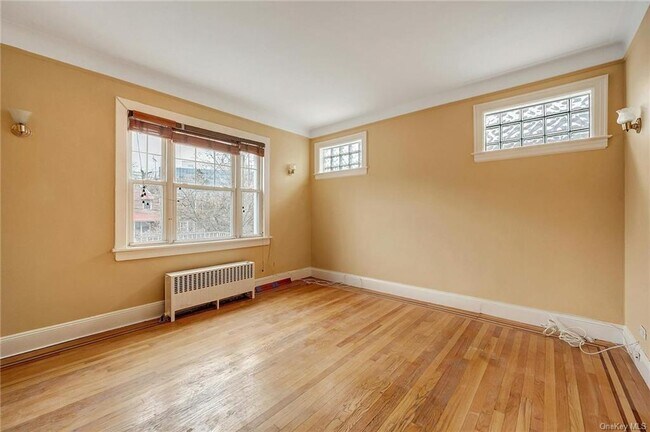 Building Photo - 1649 Hering Ave