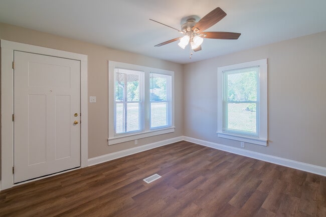 Foto del edificio - 69 Lowe Ave NW