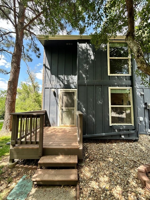 Newly Renovated 3 Bedroom Townhome with Mo... - Newly Renovated 3 Bedroom Townhome with Mo...