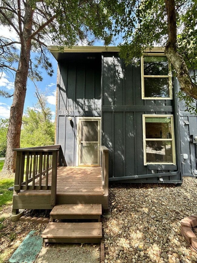 Newly Renovated 3 Bedroom Townhome with Mo... - Newly Renovated 3 Bedroom Townhome with Mo...