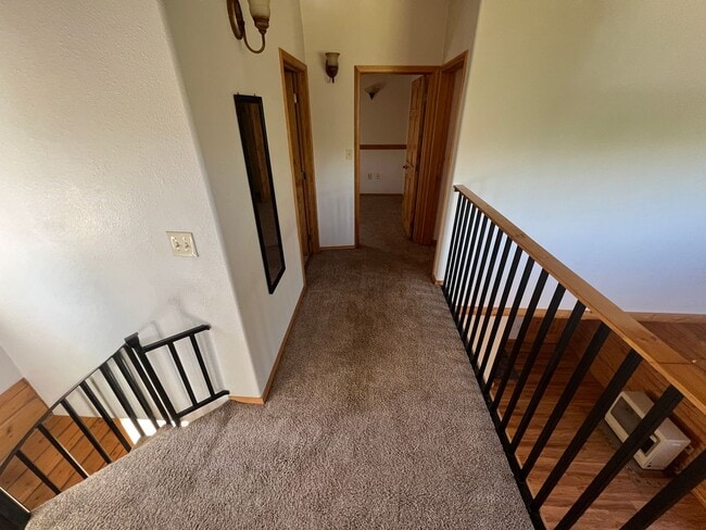 Building Photo - Century 21 Gold Rush - 2 bed, 1.5 bath (No...
